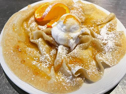 Crêpes Suzette... mit Orangenmarmelade, Eis & Grand Marnier 6.80 €