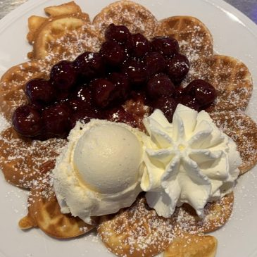 Bergische Waffeln mit heißen Kirschen und Sahne